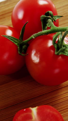 verduras y cuchillo de cocina en la tabla de cortar