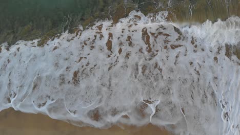 Vista-Vertical-Aérea-De-La-Playa-De-Matadouro-Y-Olas-Rompiendo-En-La-Orilla-Del-Mar