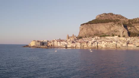 Luftaufnahme-Der-Mittelalterlichen-Stadt-Cefalu-Im-Sommer-Bei-Sonnenuntergang,-Sizilien,-Italien