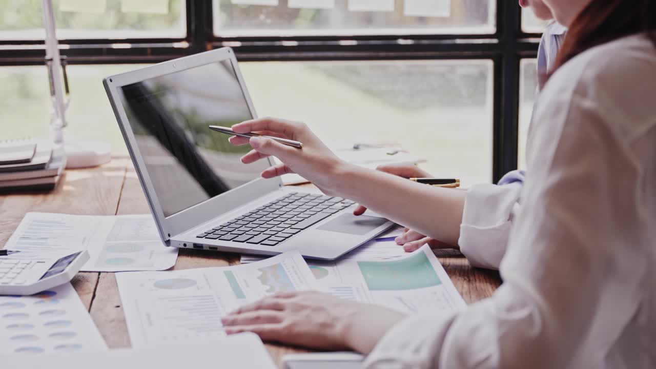 joven creativo tormenta de ideas de negocios reunión planificación de negocios idea de diseño