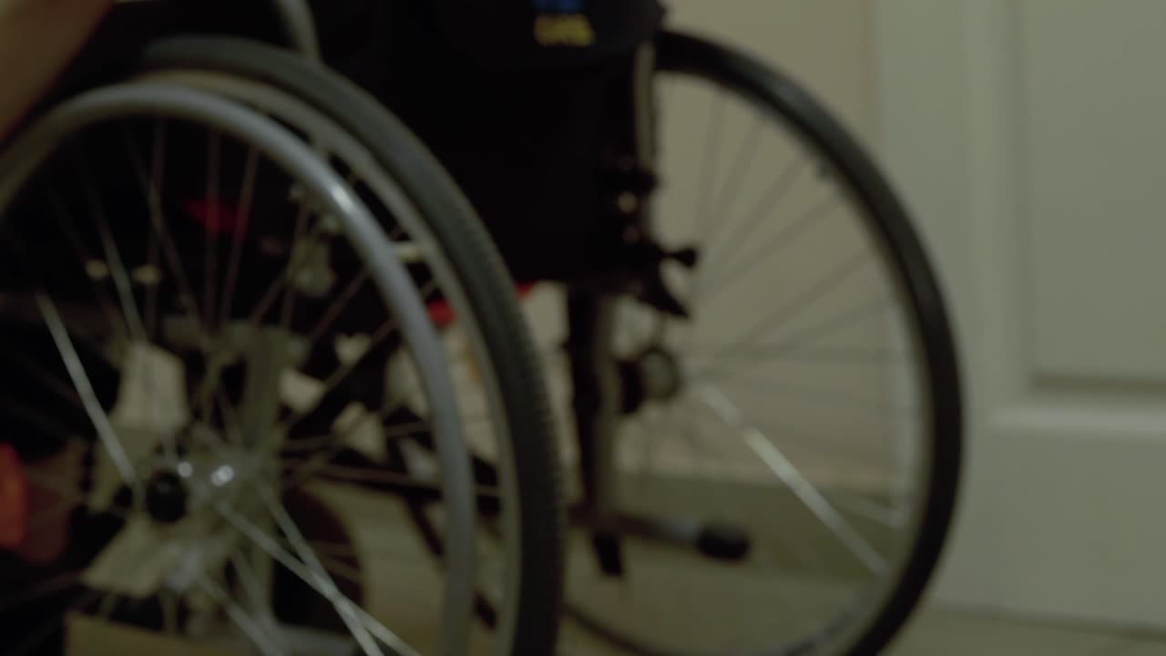 젊은 남자 척수와 다리의 손상으로 장애가 있는 사람 다발 경화증