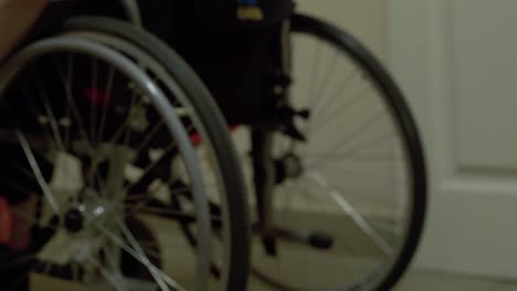 joven una persona discapacitada con una lesión de la médula espinal y las piernas esclerosis múltiple