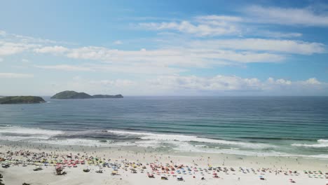 Gente-Disfrutando-De-Las-Vacaciones-De-Primavera-En-Praia-Do-Forte,-Cabo-Frio,-Brasil,-Vista-Aérea