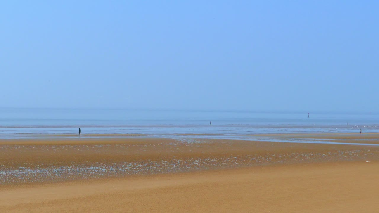 카메라 팬 오른쪽에서 왼쪽으로 광활한 활짝 열린 빈 해변 푸른 하늘과 바다