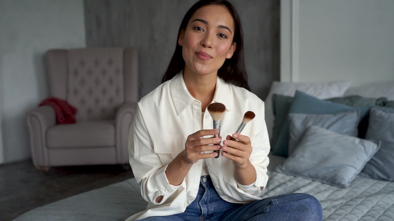 mujer muy joven hablando con una cámara web, transmitiendo en streaming, haciendo videollamadas en línea, trabajando desde casa 1