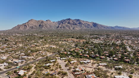 Tucson,-Arizona,-Luftaufnahme-V2,-Panoramaschwenkansichten,-Drohnenflug-über-Die-Stadtteile-Casas-Adobes-Und-Casas-Catalinas,-Aufnahme-Von-Felsigen-Berglandschaften-Und-Wüstenansichten-–-Aufgenommen-Mit-Mavic-3-Cine-–-März-2022