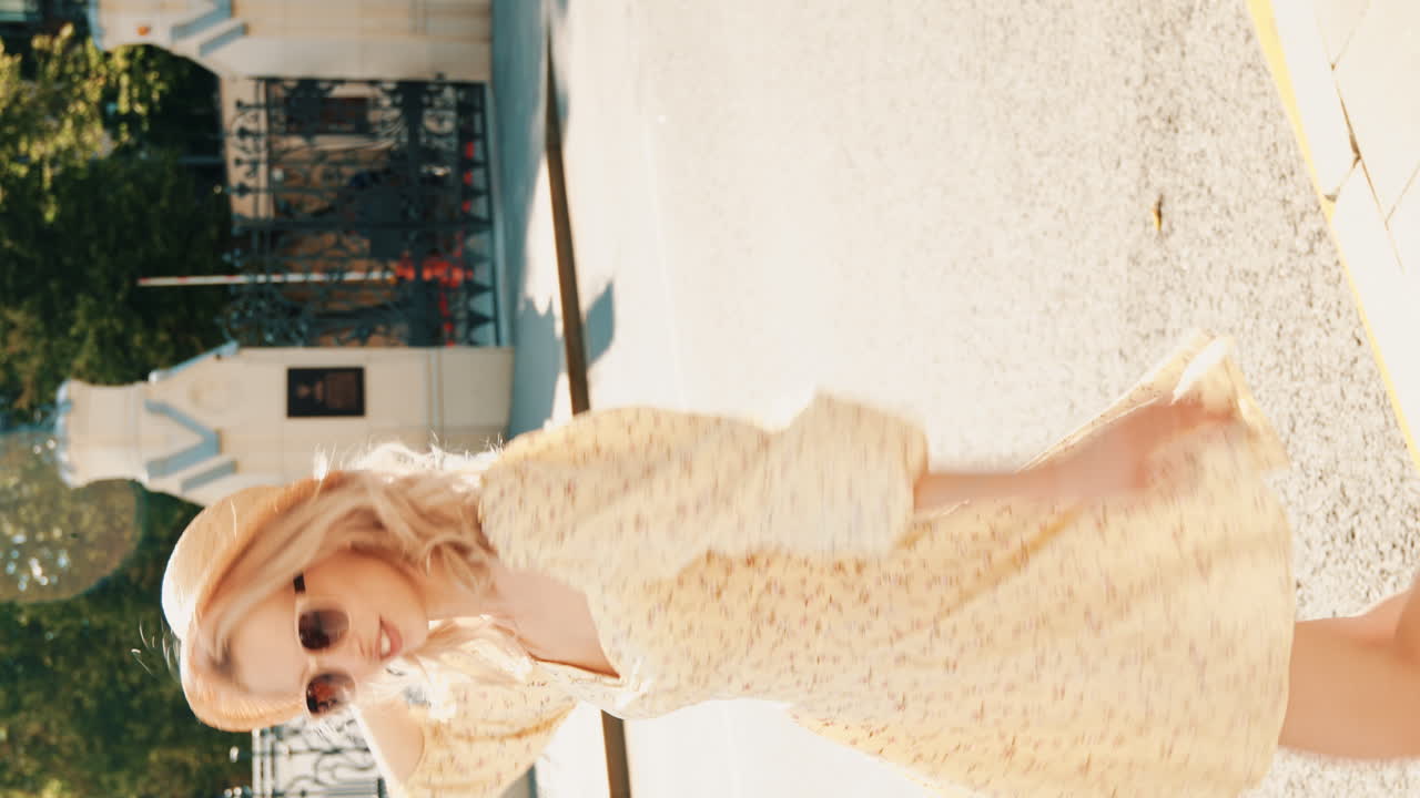 도시 공원 에서 꽃 의 드레스 를 입은 여자