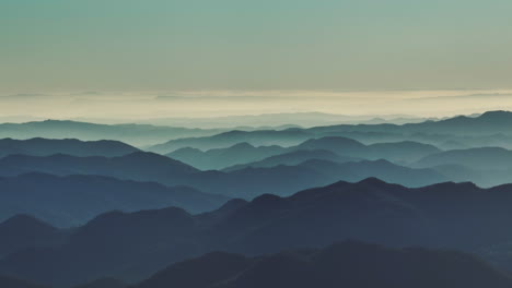 Pirineos-Montañas-Silueta-Mágica-Toma-Aérea-Puesta-De-Sol-Francia