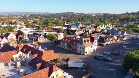 Antena-Sobre-La-Pintoresca-Ciudad-Danesa-De-Solvang-California-Con-Molino-De-Viento-De-Dinamarca-Y-Tiendas