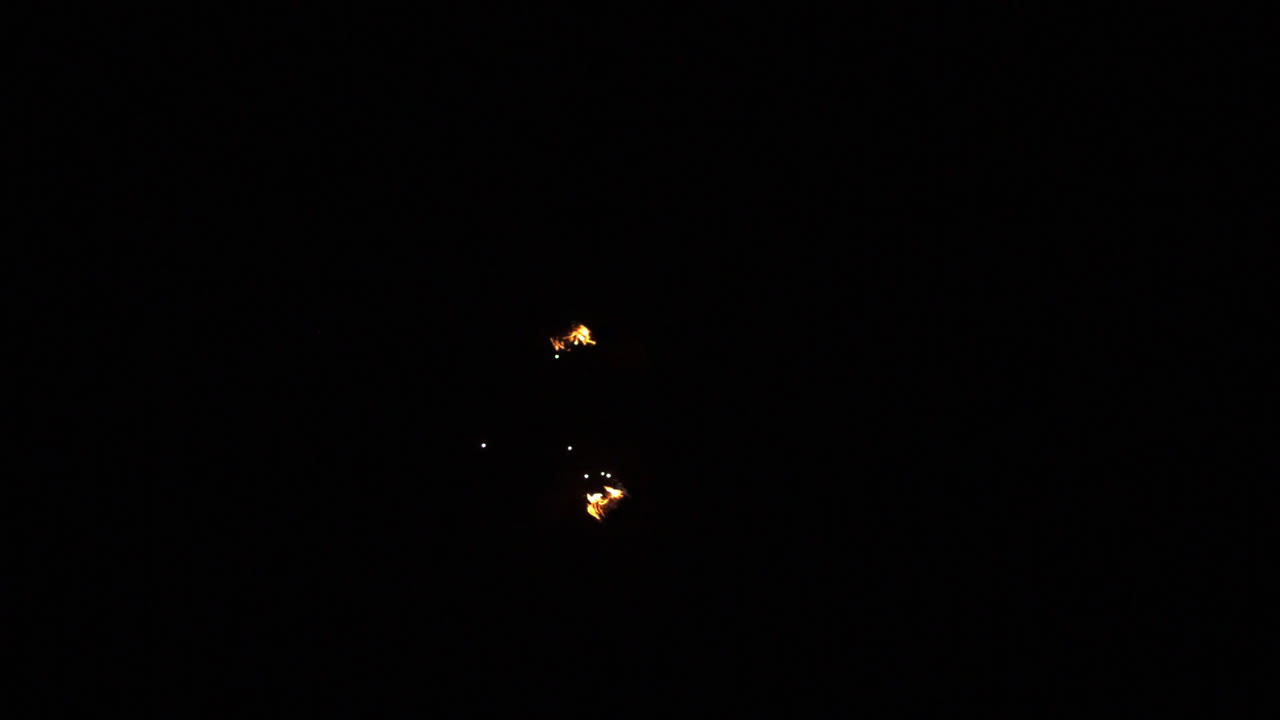 불 댄서 는 어두운 곳 에서 불꽃 의 흔적 을 만들어 낸다