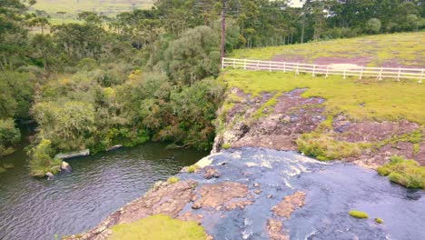 Cascada-En-Zona-Rural-Con-Rocas-Cubiertas-De-Musgo-Y-Mucho-Verde-Y-árboles