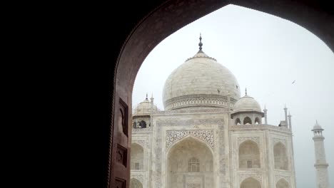 tah mahal seen trough a pointed arch