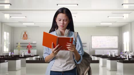 adolescente estudiando en el aula de ciencias