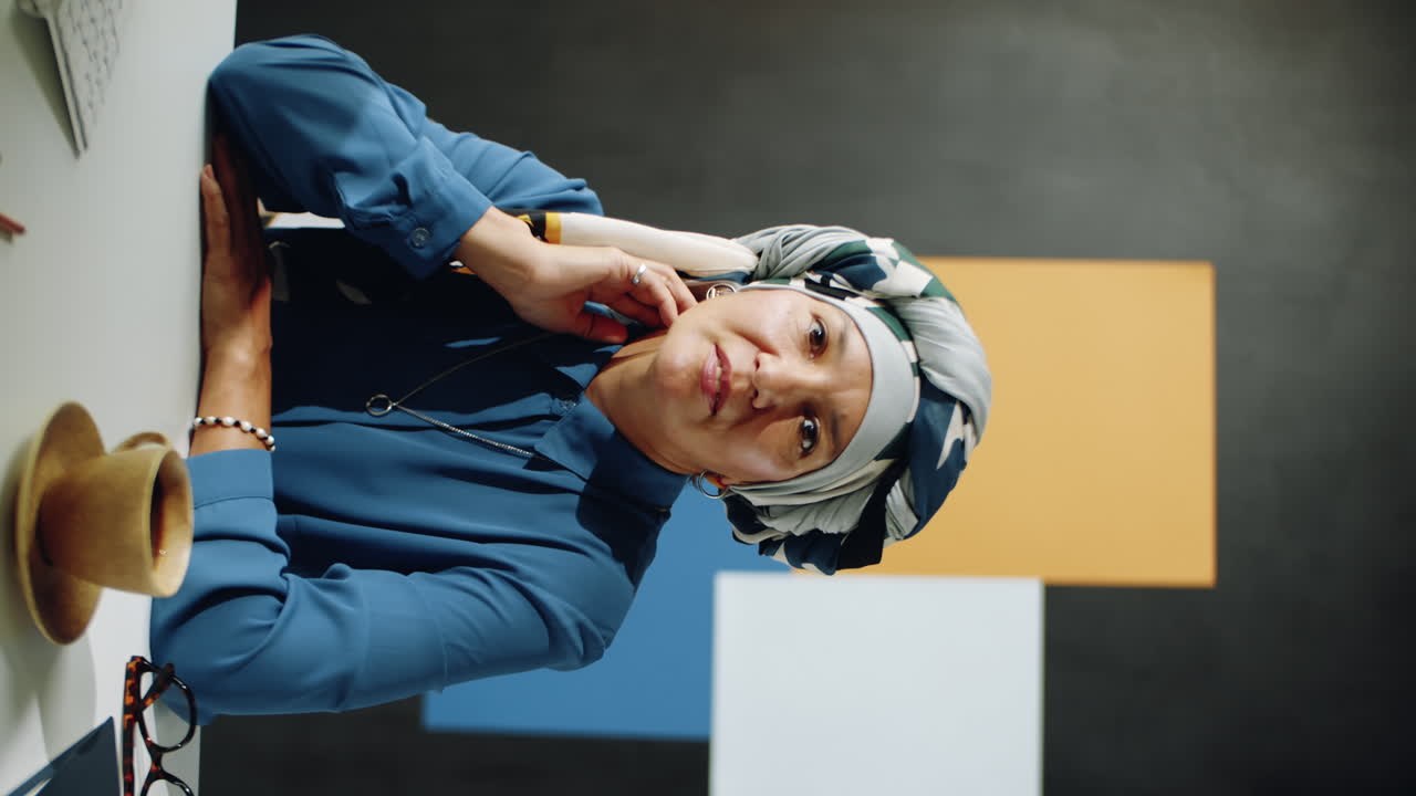 mujer madura posando en el escritorio vertical