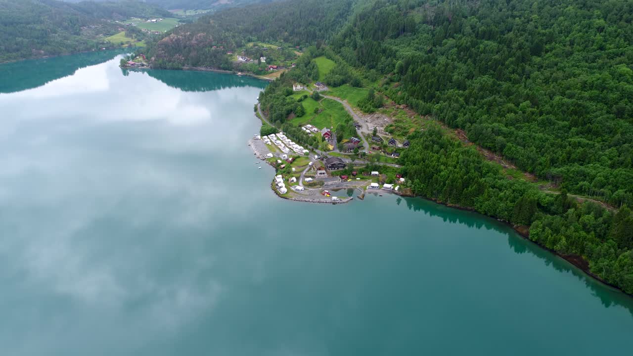 Lago di Lovatnet, splendida natura della Norvegia