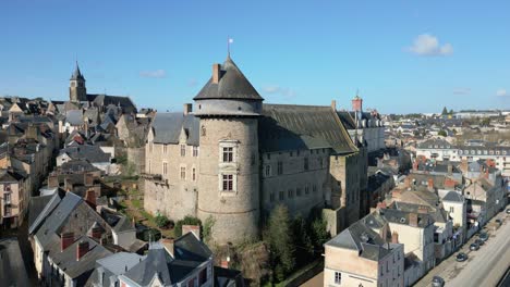 castillo de laval y orilla del río, mayenne en francia