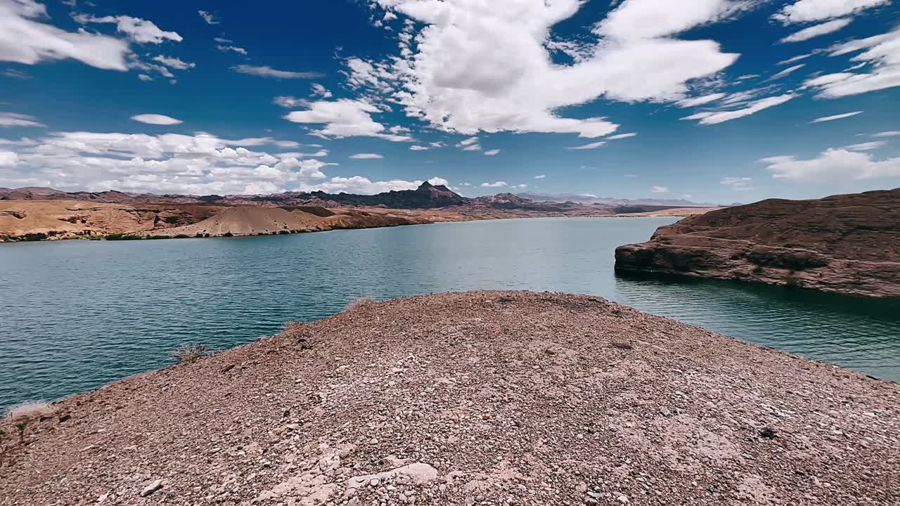 el paisaje del lago desértico