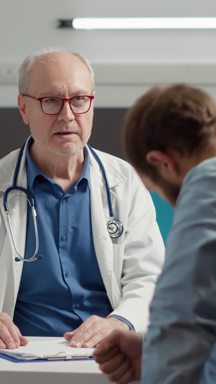 consulta del médico con el paciente