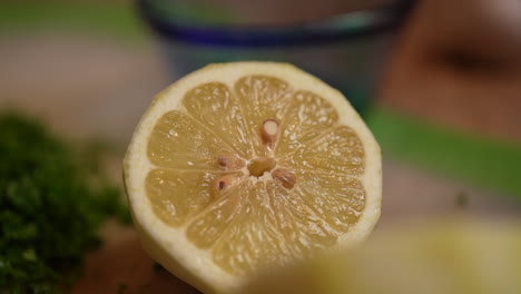 vista macro de un limón recién cortado y pelado junto con otros ingredientes