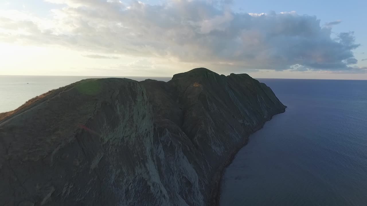 해가 뜨고 해가 지는 해안 산맥