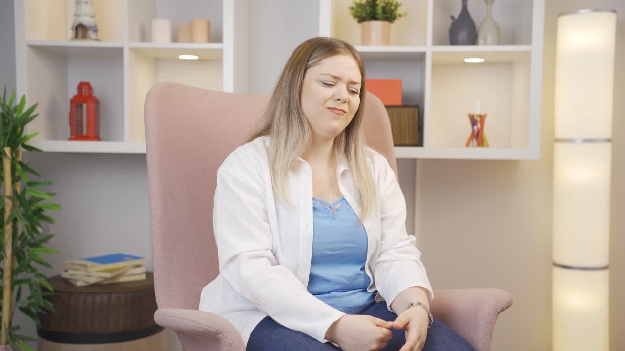 공격적이고 신경질적인 젊은 여성입니다.