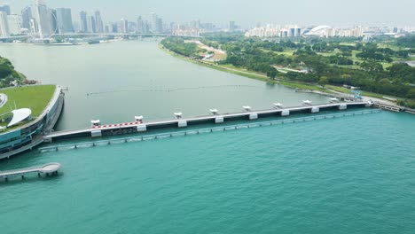 Singapur-Staudamm,-Marina-Barrage-Wavebreaker,-Tsunami-Schutzbarriere-In-Der-Stadt-Singapur