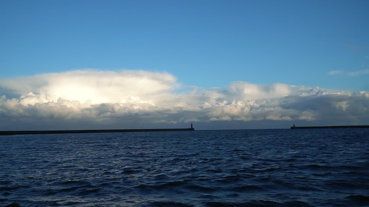 바다 위의 크고 하얀 솜털 구름과 영국 남쪽 방패의 부두