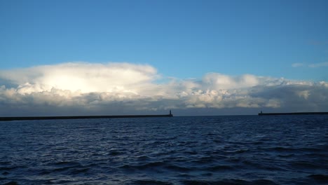 grandes nubes esponjosas blancas sobre el océano y el muelle en south shields, reino unido