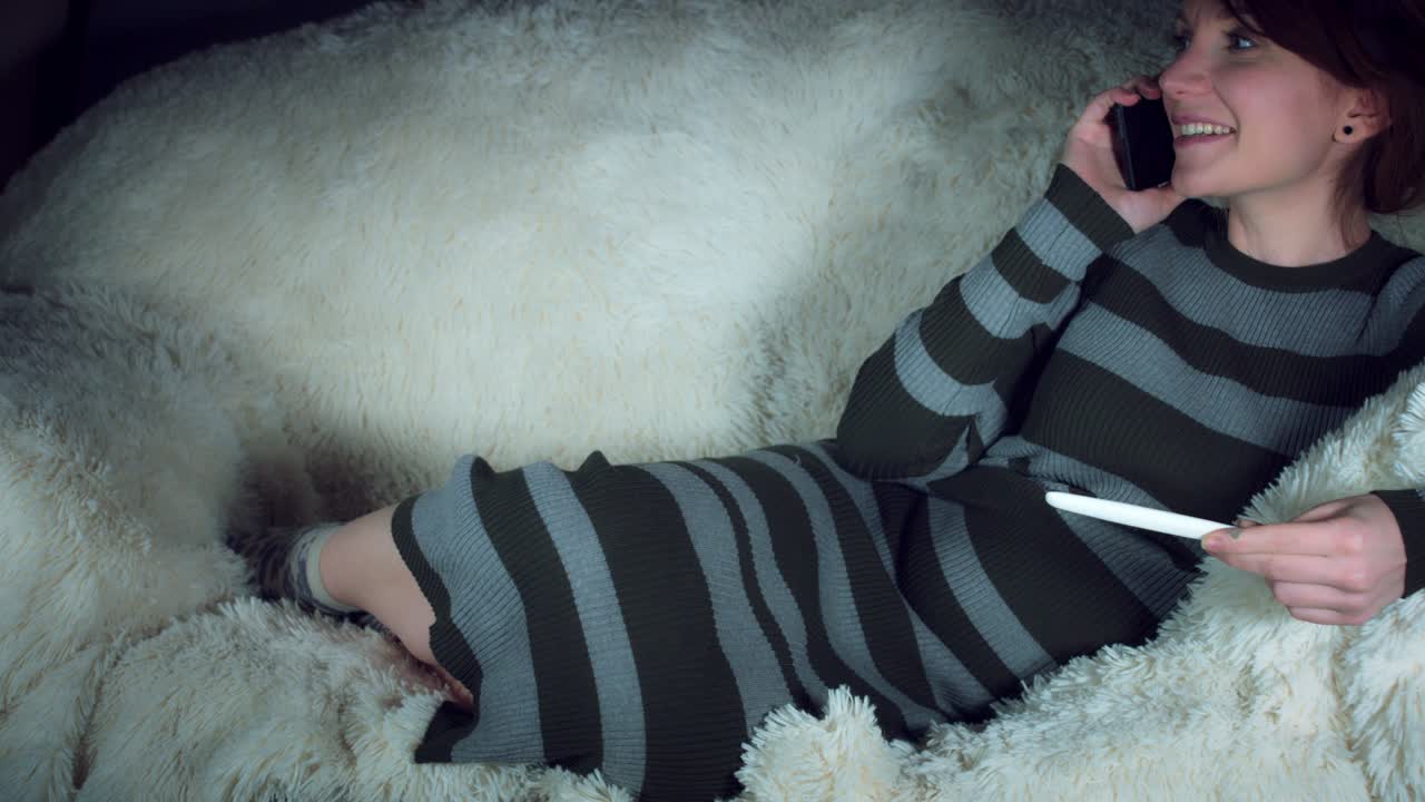 4k 임신 한 여성은 테스트를 통해 행복합니다. 남편에게 전화하십시오.