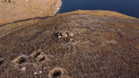 Toma-Aérea-En-órbita-Sobre-Una-Casa-Solitaria-En-La-Riviera-Albanesa