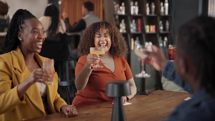 amici che festeggiano in un bar