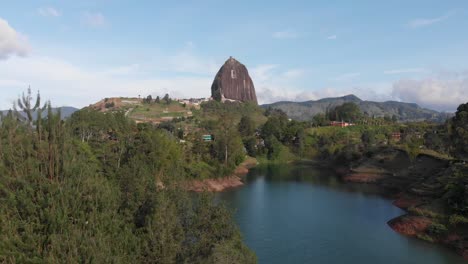 Luftdrohnenaufnahme-Des-Guatape-Sees-In-Den-Bergen-Kolumbiens-Während-Des-Tages