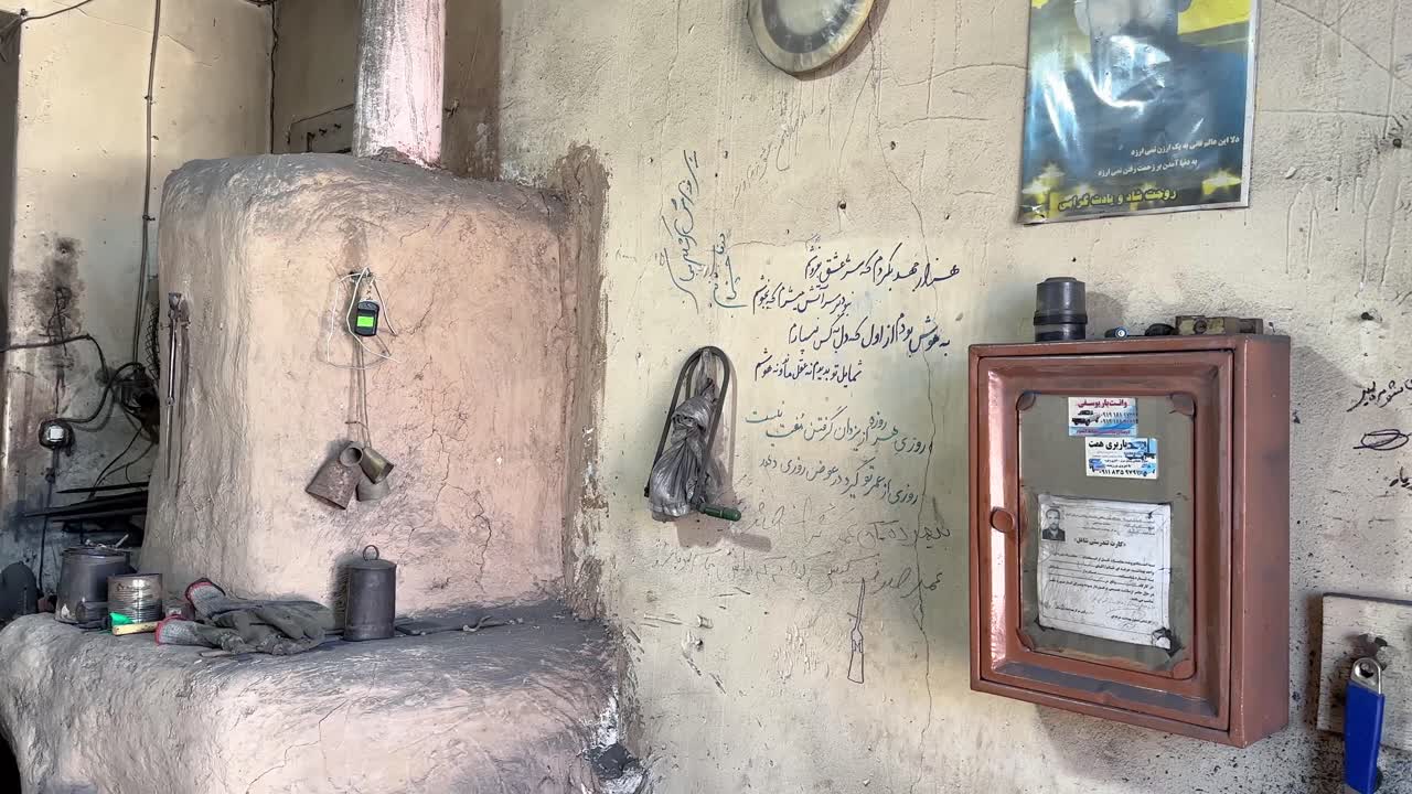 trabajador de hierro ocupa en el taller de trabajo de metal para hacer hacha hecha a mano herramientas de media luna hechas por el hombre para usar en la agricultura acero de calor en el horno caliente carbón quemar fuego fundir y golpear con martillo oriente medio