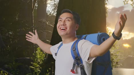 un caminante feliz en el bosque