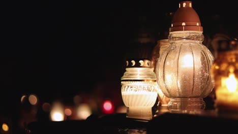 Velas-Graves-Ardiendo-Durante-El-Día-De-Todos-Los-Santos-En-Polonia-En-Algún-Cementerio-Durante-La-Noche