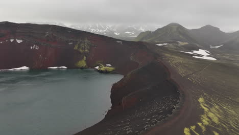 lago en un volcán tierra roja fotografía aérea en islandia