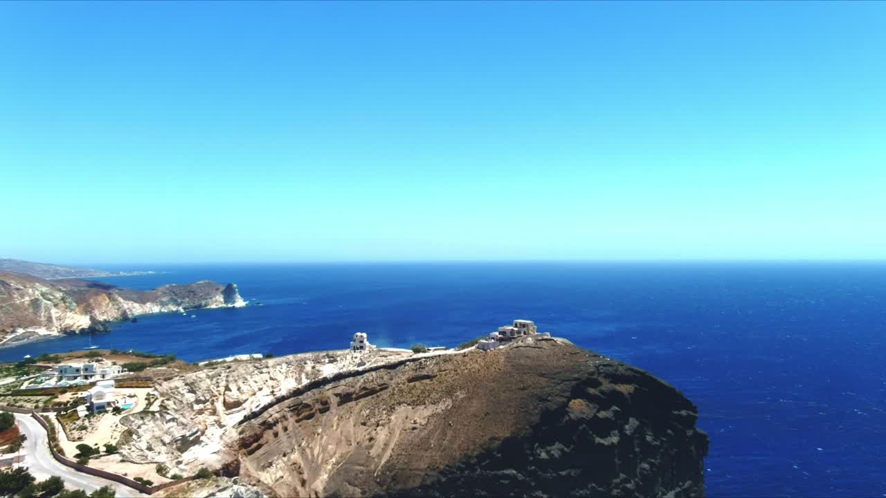 산토리니 그리스에서 거리에 정박한 범선이 있는 아크라 마브로 보노 마을 절벽의 공중 4k 푸른 바다와 하늘