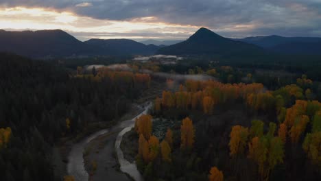 Colorful-autumn-riverscape-in-Pacific-Northwest-at-dawn,-Washington-State