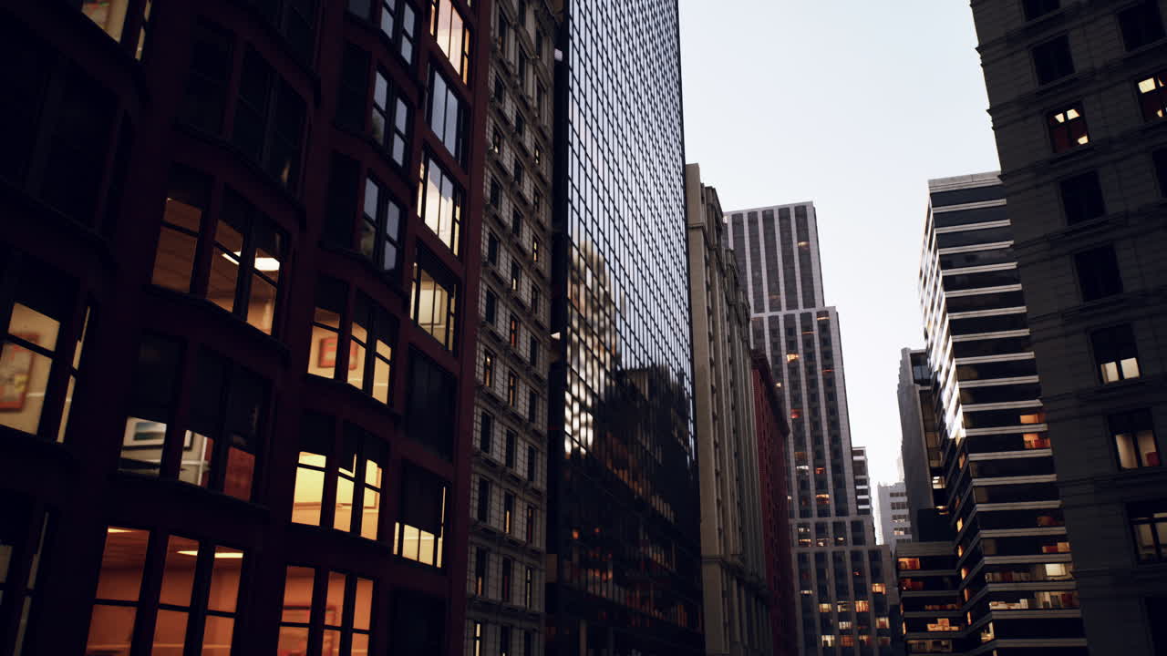 Ambiente urbano luminoso com torres reflexivas e áreas comerciais movimentadas ao pôr do sol
