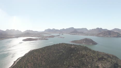 Vista-Panorámica-De-Montañas-E-Islas-En-Un-Día-Soleado---Toma-Aérea