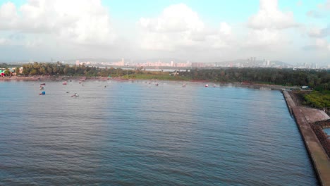 Muelle-De-La-Playa-De-Gorai-Y-Costa-Barco-De-Pesca-Olas-En-Puesta-De-Sol-Dron-Tiro-Aves-Vista-Panorámica