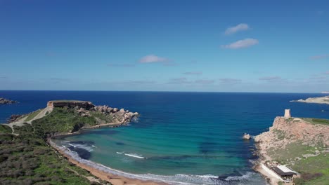 Luftaufnahme-über-Einen-Tropischen-Sandstrand-Mit-Klarem-Türkisfarbenem-Wasser,-Gajn-Tuffieha-Bay,-Malta