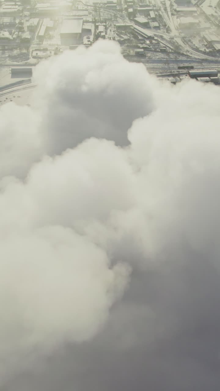 Impianto Industriale con Nuvole di Vapore in Inverno