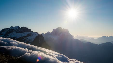 El-Sol-Abrasador-Moviéndose-Por-El-Cielo-En-Un-Hermoso-Día-En-Los-Dolomitas-Con-Cimas-De-Montañas-Cubiertas-De-Nieve