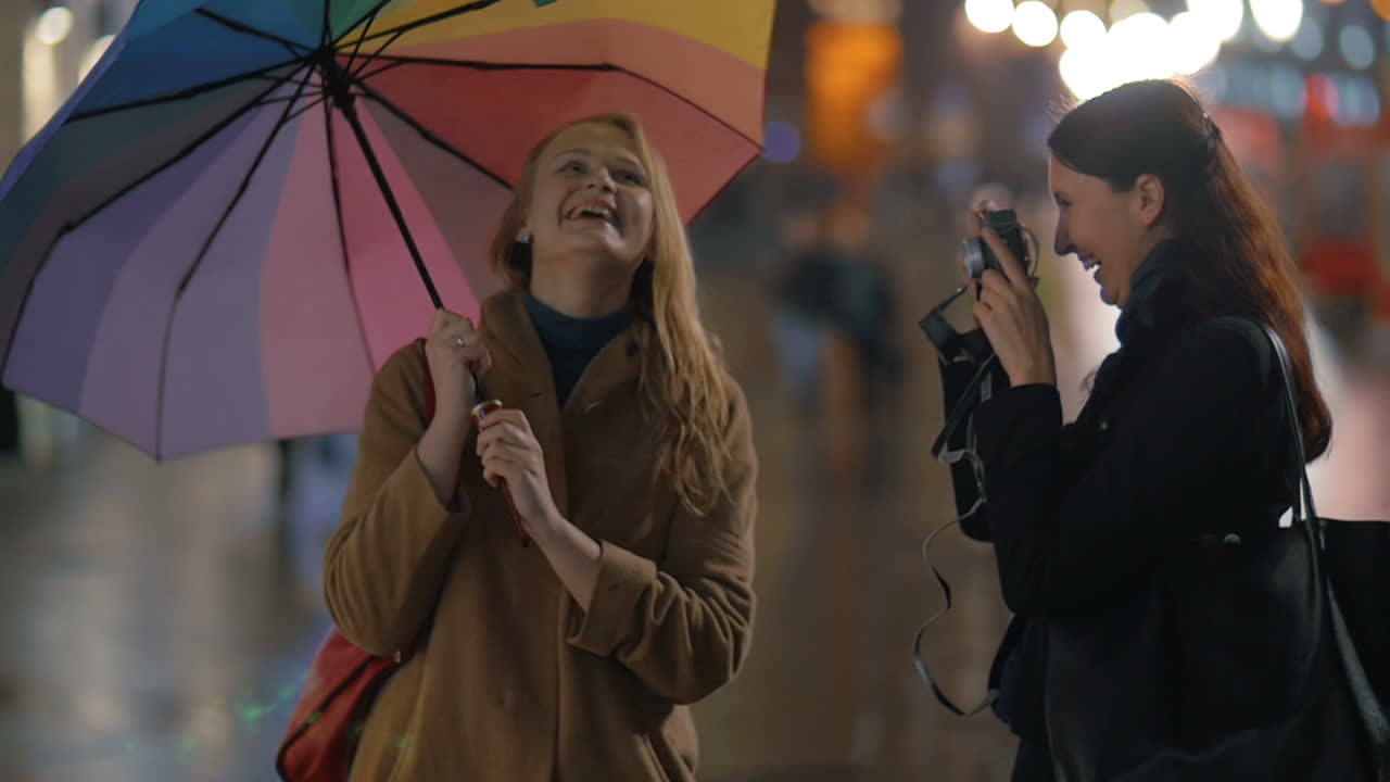 밖에서 친구를 는 여자