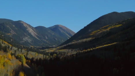 Independence-Pass-Devils-Punchbowl-Roaring-Fork-River-Colorado-Sommer-Herbst-Luftaufnahmen-Drohne-Filmisch-Espe-Snowmass-Ashcroft-Schatten-Goldene-Stunde-Blauer-Himmel-Telluride-Kebler-Crested-Butte-Rückwärts