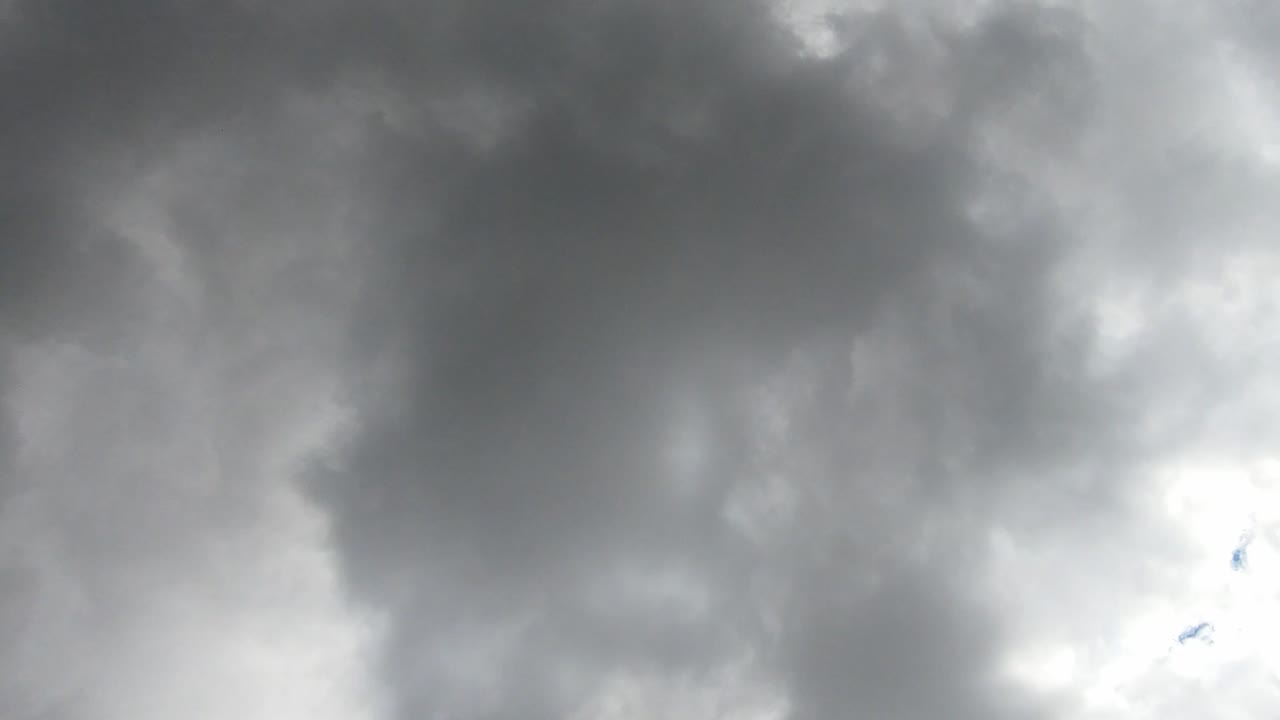 움직이는 폭풍우 구름의 상향 전망. 시간 경과