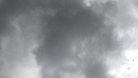 vista hacia arriba de las nubes tormentosas en movimiento. lapso de tiempo