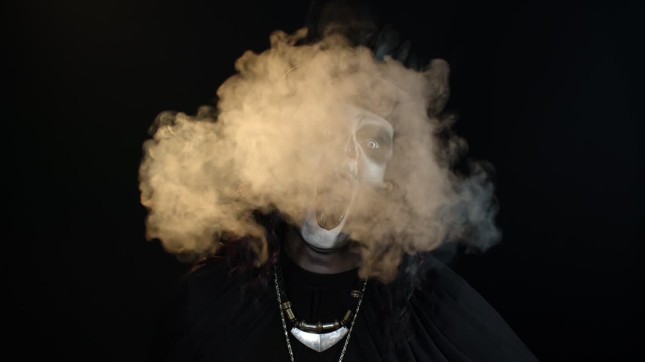 스레이트를 입은 무서운 남자 할로윈 메이크업 비명을 지르고, 소리 지르고, 담배 연기를 내쉬고