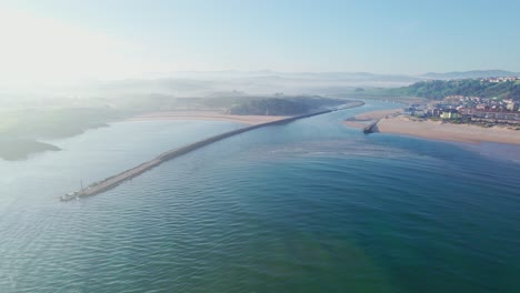 Majestuosa-Toma-Aérea-Bahía-De-Vizcaya-Con-Playa-De-La-Concha,-España